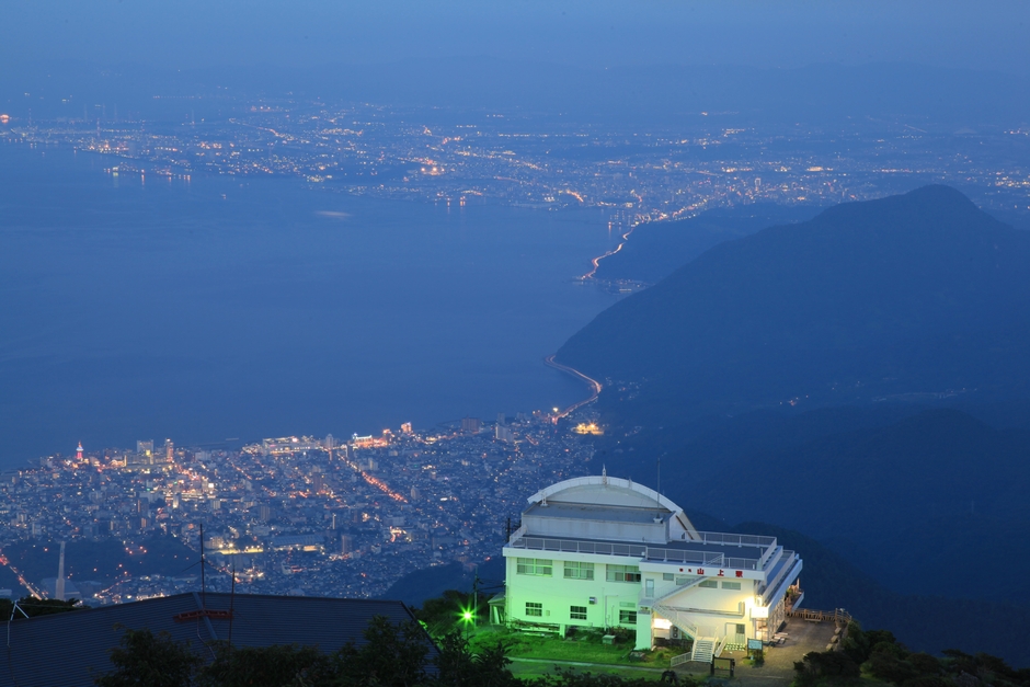 <鶴見岳よりの別府・大分方面の夜景>
