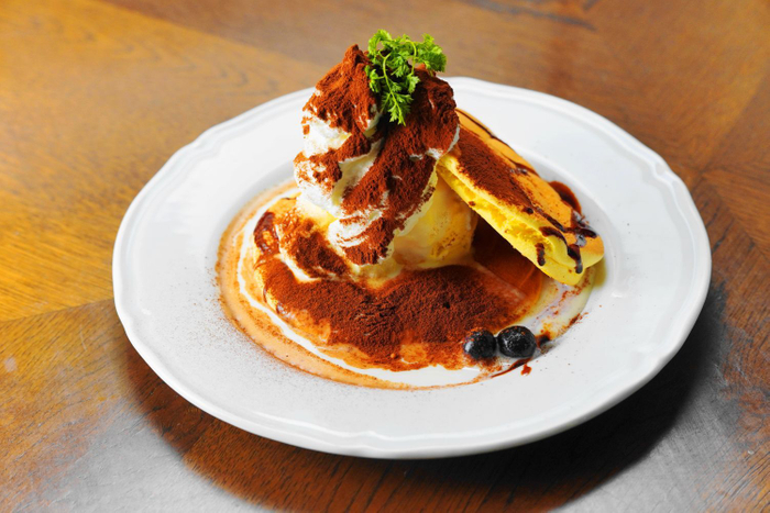 レアチーズティラミスのスフレパンケーキ