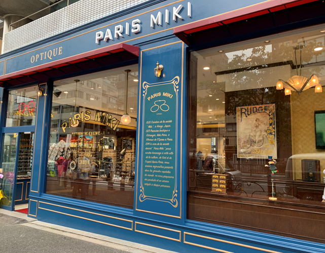 店舗正面には、お客様に向けてのメッセージを告知