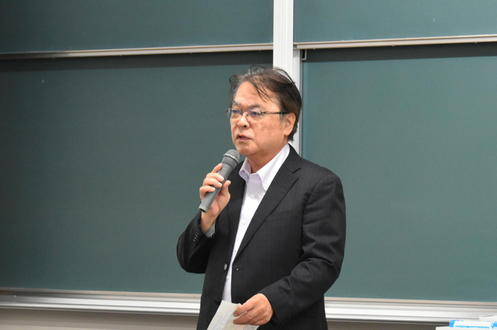 開会式で挨拶する亀井浩行薬学部長