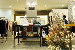 &uarr;2階「LEFTY CLOTHING mulligan」上質なアイテムを揃える道内発セレクトショップ