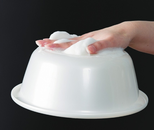 洗面器が浮くほどの泡の吸着力