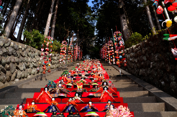 素盞鳴神社雛段飾り(下から)