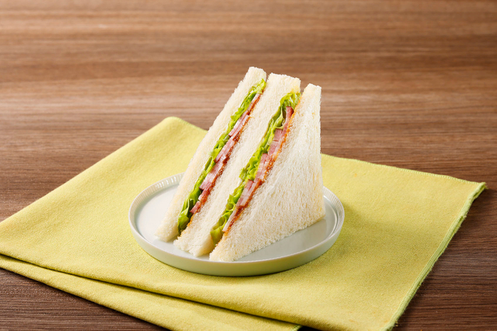 「函館カール・レイモンのベーコンレタスサンド」