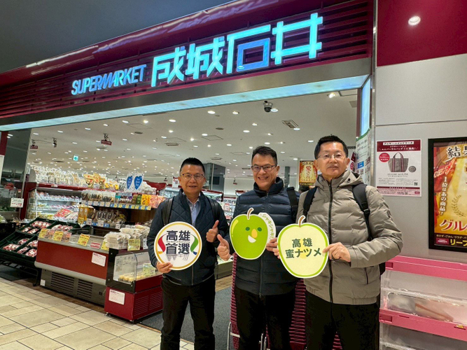 高雄市政府の秘書長・郭添貴(右)、高雄市境界果菜生産合作社の邱博ヨウ・理事主席(中央)、高雄市政府農業局の姚志旺・局長(左)らが店舗を訪れ、売り場展開の状況を視察