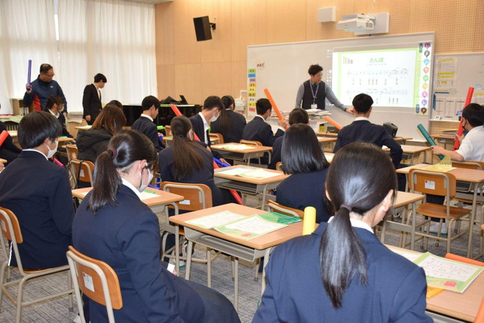 令和8年（2026年）1月の稲築東義務教育学校での特別講義の様子