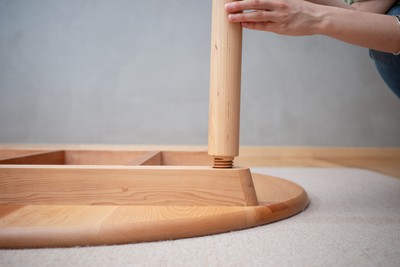 工具不要で組み立て可能なネジ式の脚