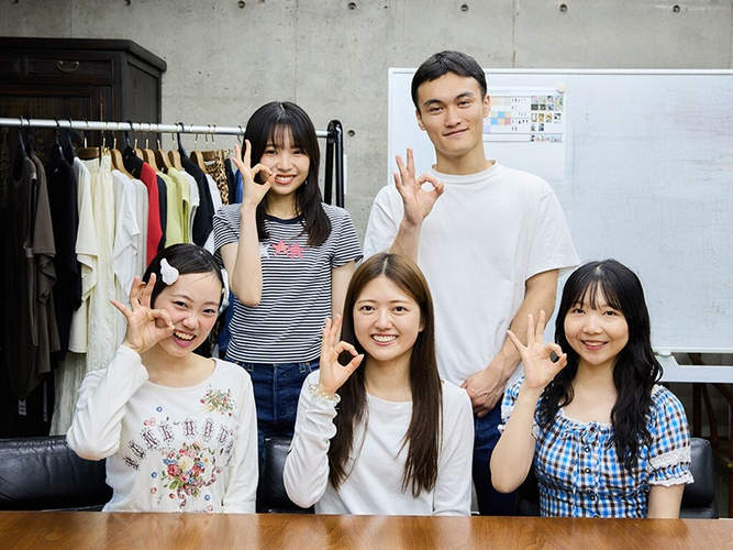 商品開発に携わった金藤ゼミナールの学生たち