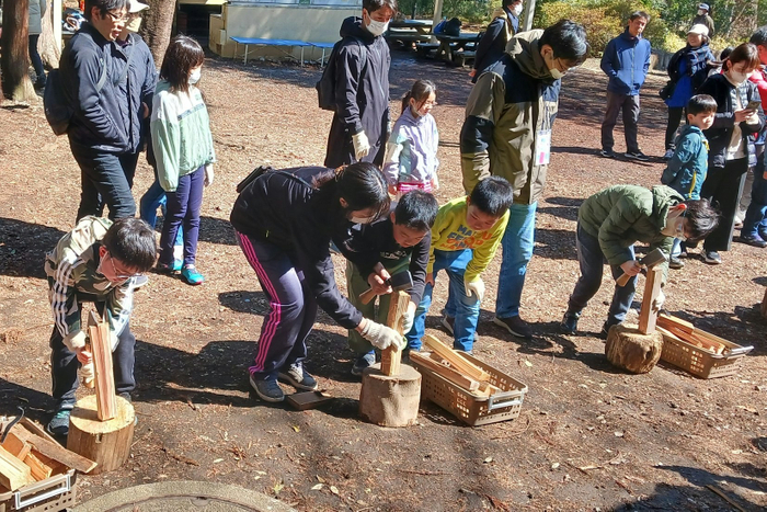 前年開催された「親子でキャンプ体験」のまき割りの様子