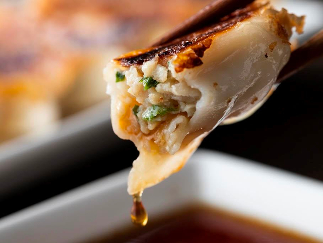 青森にんにく使用!名物黒豚焼きあげ餃子