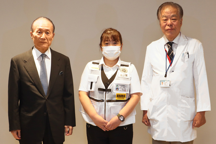 (左から)理事長　谷 幸治 / 出動する職員 / 病院長　峰松 一夫