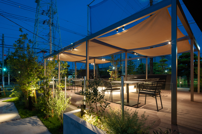 隣接するカフェ