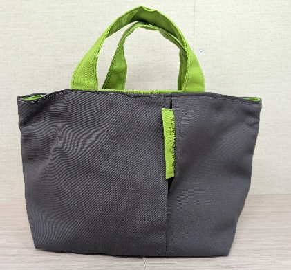 【手提げバッグ】 裏返すことで別の色にも変えることができるリバーシブルなデザイン。