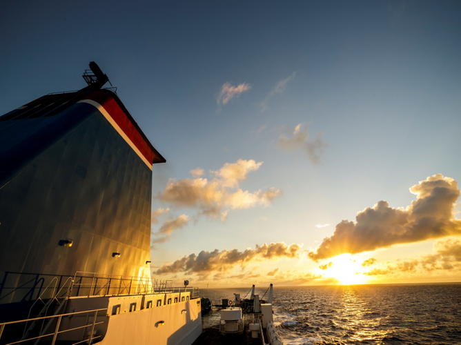 船上からの朝日