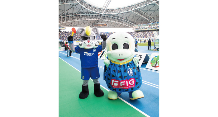 写真右:クラブマスコット「ニータン」