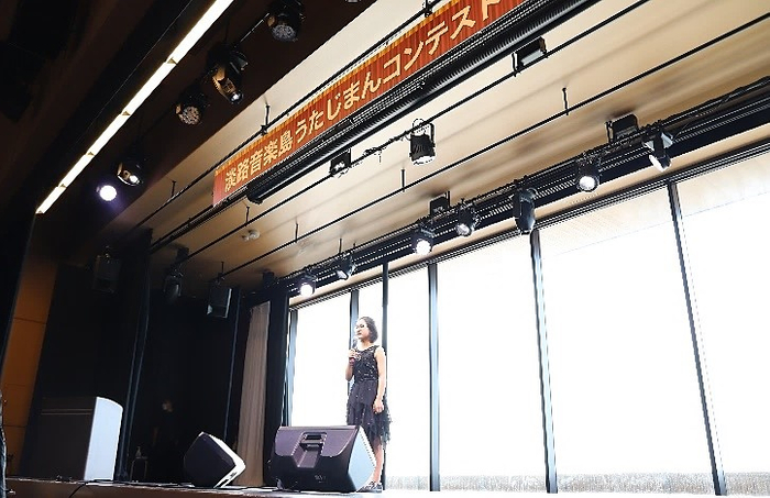 ▲ 劇場「波乗亭」で歌う参加者の様子