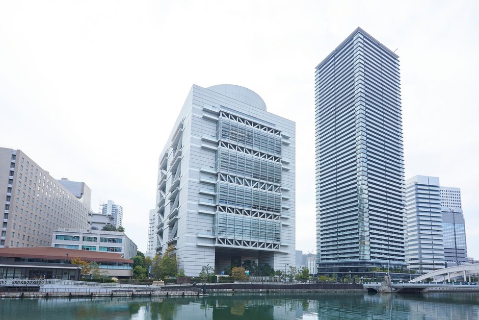 グランキューブ大阪(大阪府立国際会議場) ※写真中央の建物