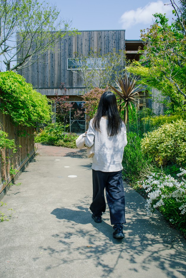 庭から施設への道