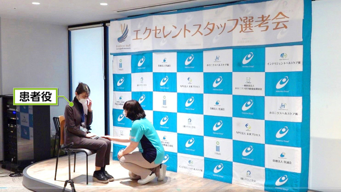 ロールプレイ：泣いて要望を伝える利用者へ対応するケアスタッフ