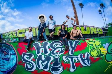 6人組パンクバンドHEY-SMITHの「Endless Sorrow」が SCRAP×サバンナ高橋茂雄シリーズ最新作『ゾンビに囲まれたホームセンターからの脱出』のテーマソングに決定！