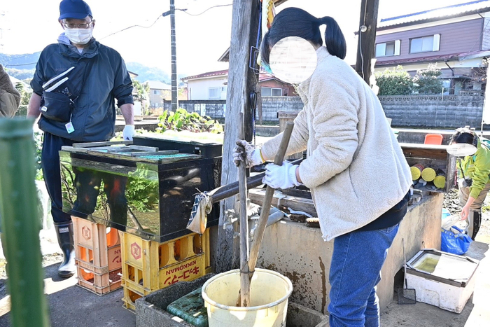 里芋を洗っていきます
