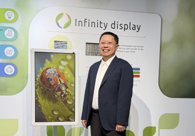 IRIS Optronics、量産対応の新型31.5インチ屋外ディスプレイで、Infinity®ソーラー発電対応ChLCD電子ペーパーシリーズをさらに強化。(写真はIRIS Optronics 会長兼CEOの廖奇璋(Albert Liao)博士)