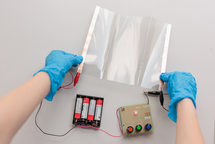 曲げてもLEDが点滅する透明導電膜