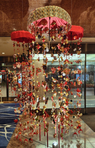 ホテルロビー1階展示　高さ2.5メートルの傘福