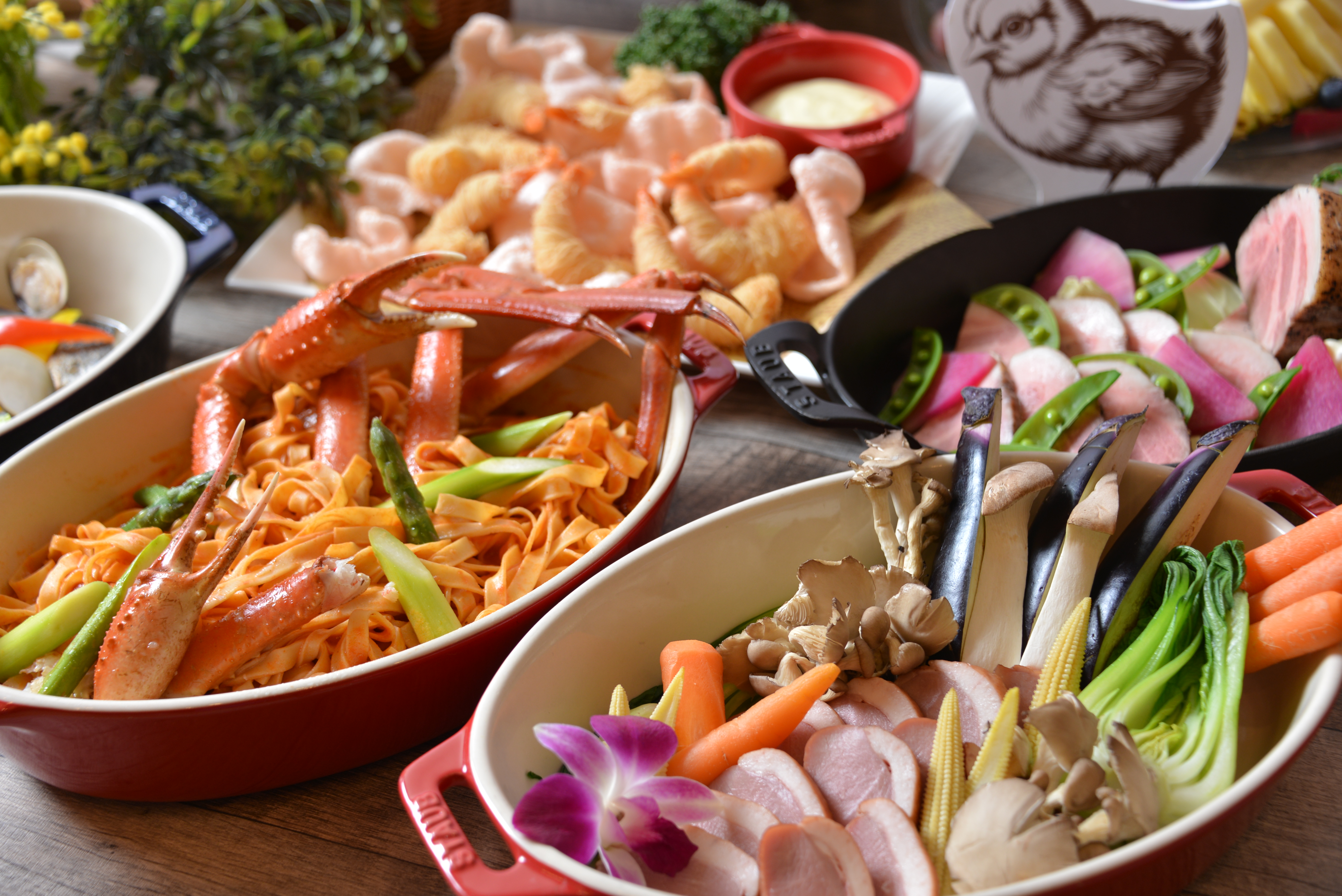 ズワイ蟹のトマトクリーム フィットチーネ（左） 鴨肉のロースト レフォールソース（右）