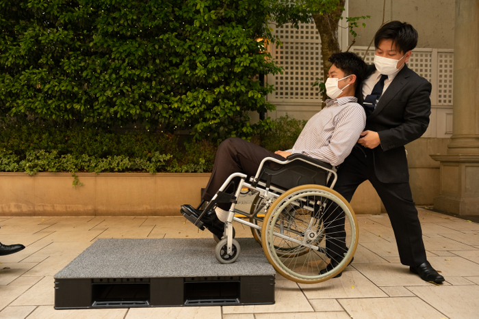 ▲車いす利用者への実践的なサポート方法の講義と実技研修