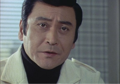 天知茂ふんする明智五郎の推理が冴え渡る!