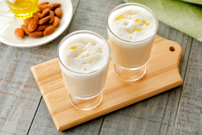 オリーブの風味豊かな至福のアーモンドミルク