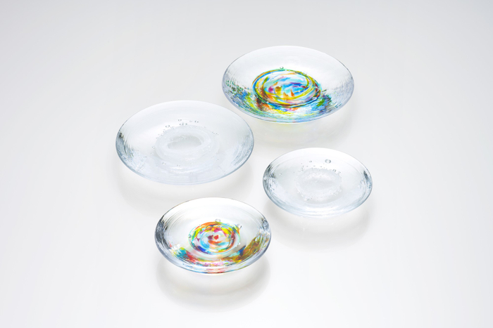 〈seiun  セイウン〉 お料理や大切なものをのせて楽しむための器。厚みのあるガラスの中に立体的に閉じ込められた泡や色がまるで「星雲」のように見えたことから名づけられた一品。 泡や色の入り方はまさに手作りならでは。ぜひ出会いを楽しんでいただきたい器です。