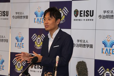 報道関係者の囲み取材に、「まずは、探究学習を合同でするような高校生同士、教員同士の交流に取り組みたい」と話す加計理事長
