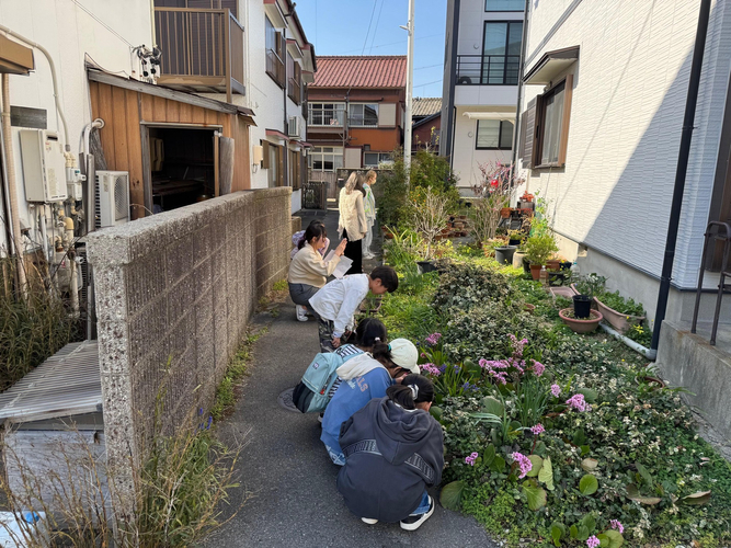 「せこみち」を探索する学生と子どもたち