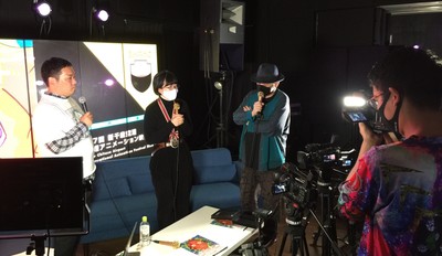 日本グランプリ ふるかわはらももか監督の授賞式の様子（SUPER DOMMUNEにて、左からフェスティバルディレクター 土居伸彰、ふるかわはらももか監督、国際審査員の宇川直宏氏）