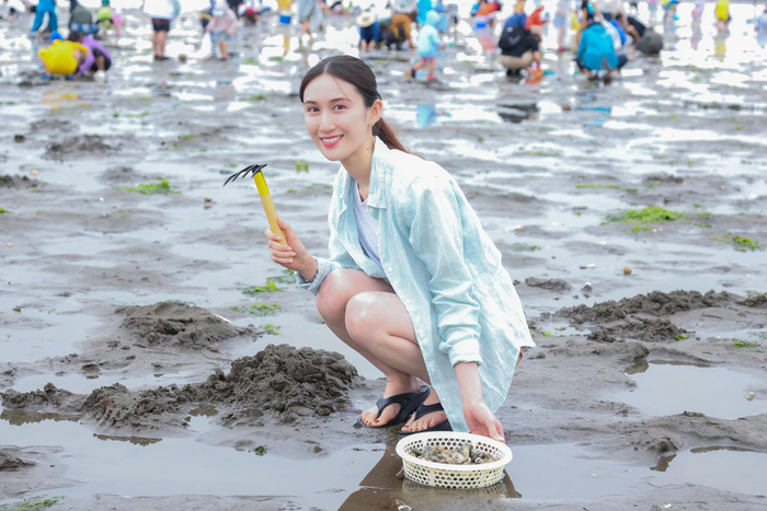 潮干狩りを楽しんでいる様子