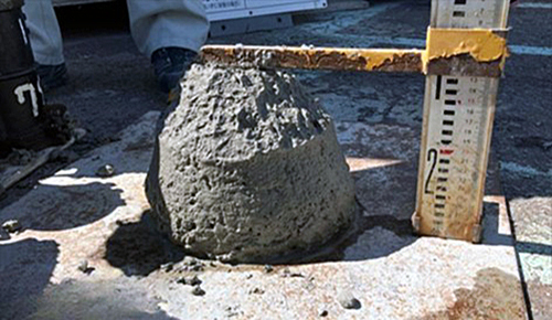 写真2：スランプ試験の様子　　