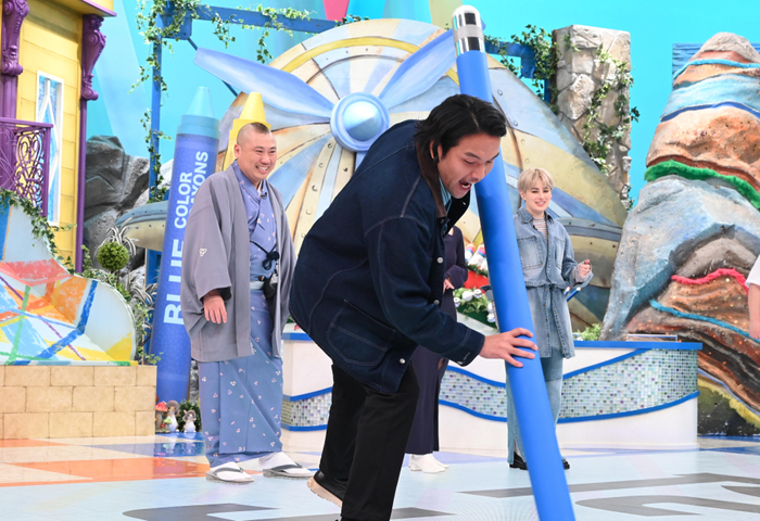 回答をする盛山晋太郎(見取り図)