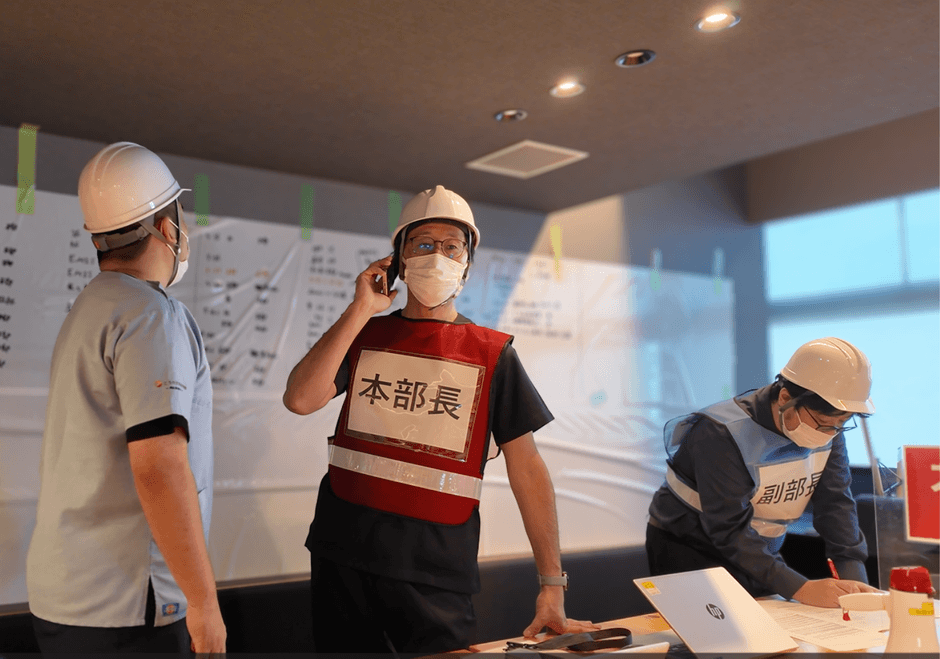災害対策本部で電話連絡を行う本部長・副本部長。災害発生時の情報共有や指揮命令系統を確認しました。
