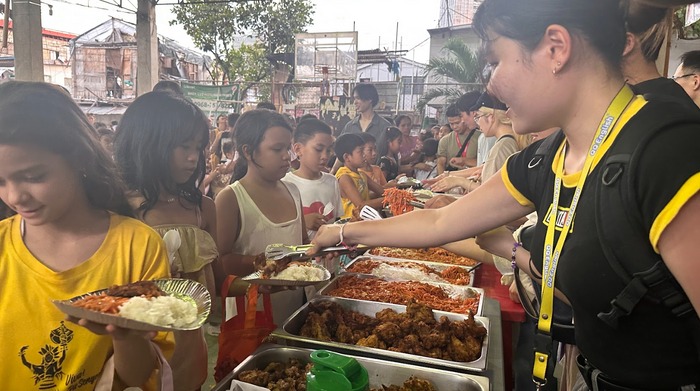 配給を受け取る子どもたち