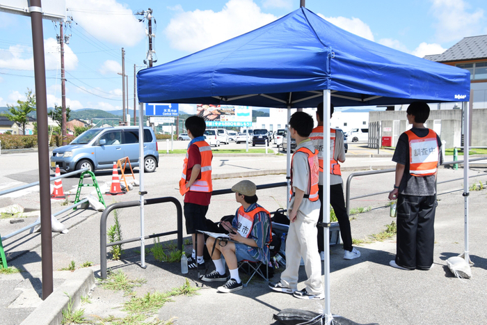交差点で車をチェック