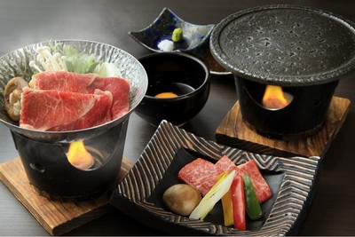 選べるメイン料理(左:すき鍋/右:石焼)