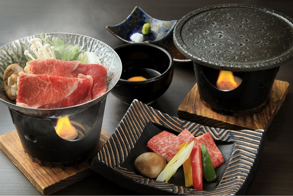 選べるメイン料理(左:すき鍋/右:石焼)