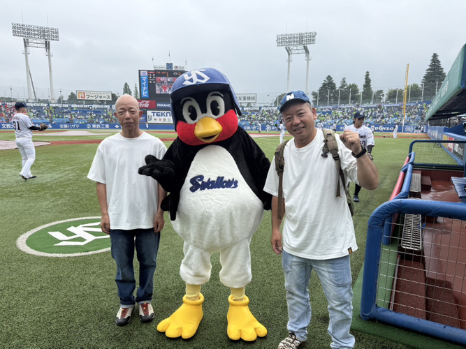 始球式に登場したバイきんぐ（左から小峠英二、つば九郎、西村瑞樹）