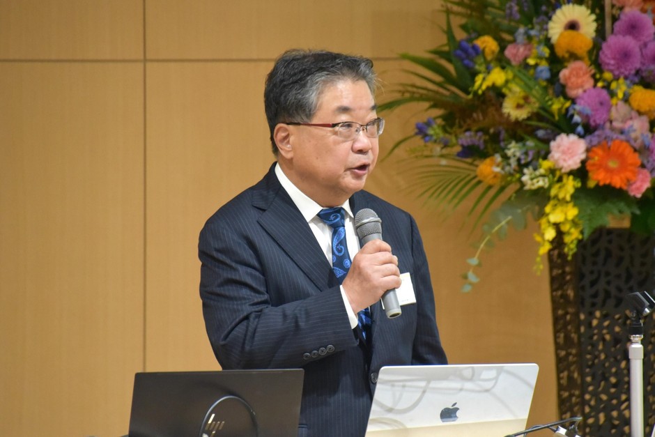 シンポジウムの主旨を説明する森教授