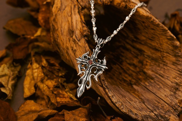 ネメシスペンダントｗ/K18クロス/ガーネット ￥143,000(税込) ※チェーンは別売りです。