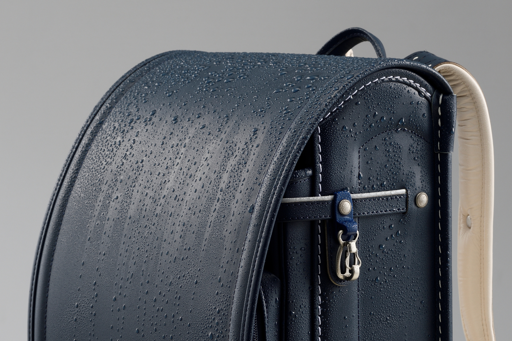 雨にも傷にも強い牛革ストロング