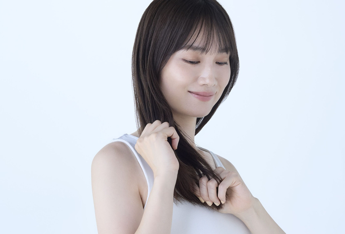 【2】乾いた髪､または洗髪後のタオルドライした半乾きの髪にオイルを中間から毛先にかけて馴染ませます。
