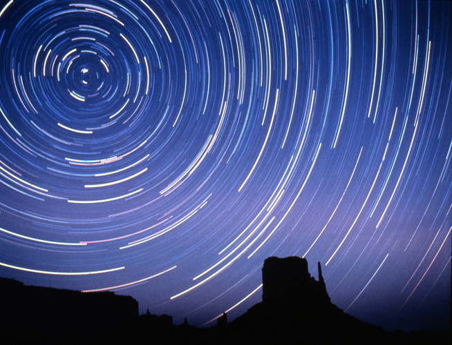 (Photo_12)　モニュメント・バレーに昇る大熊座　(アメリカ合衆国)　撮影年不明　撮影：片平孝